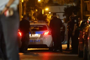 Νίκαια: Έληξε η αστυνομική επιχείρηση – Η 44χρονη άνοιξε την πόρτα στους αστυνομικούς