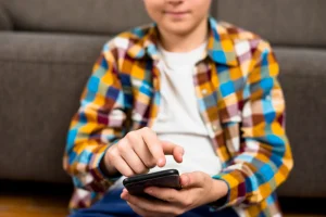 Smartphone από τα 12: Τι έδειξε μελέτη για τα συμπτώματα διατροφικών διαταραχών στους εφήβους