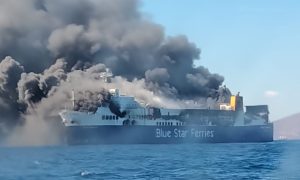 Blue Carrier 2: Συνεχίζει να καίει το οχηματαγωγό – Μεγάλη επιχείρηση βόρεια της Μυκόνου