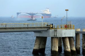 Τάνκερ ελληνικών συμφερόντων χτυπήθηκε από drone – Καλά στην υγεία τους οι δύο Έλληνες ναυτικοί