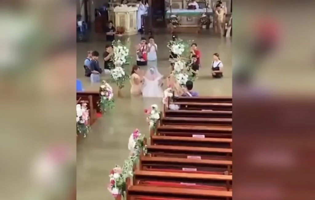 Εικόνες που έγιναν viral: Νύφη και γαμπρός παντρεύτηκαν σε πλημμυρισμένη εκκλησία