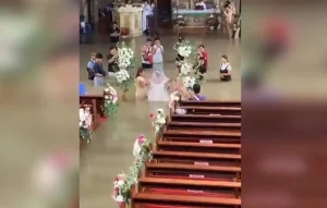 Εικόνες που έγιναν viral: Νύφη και γαμπρός παντρεύτηκαν σε πλημμυρισμένη εκκλησία