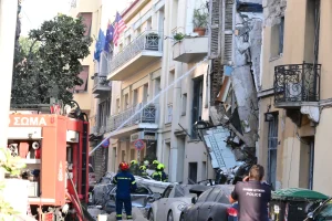 Έκρηξη στην Πλάκα: Κατέρρευσε κτίριο στη Λυσικράτους – Δύο τραυματίες