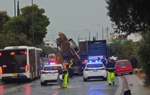 Ελληνικό: Φορτηγό με σκαπτικό μηχάνημα προσέκρουσε σε γέφυρα
