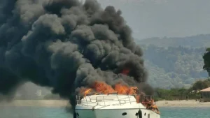 Φωτιά σε θαλαμηγό στη Λευκάδα – Σώοι οι τρεις επιβαίνοντες