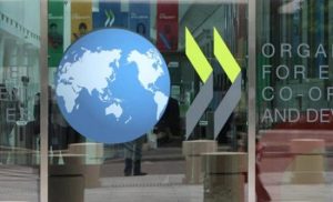 ΟΟΣΑ για συνταξιοδοτικό: Στα 66 η έξοδος χωρίς ποινή – «Δουλέψτε μέχρι τα βαθιά γεράματα»