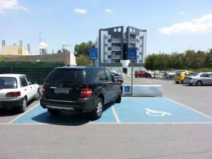 Παράνομο παρκάρισμα: Πώς κάνεις καταγγελία για όχημα που κλείνει πεζοδρόμιο ή ράμπα ΑμεΑ