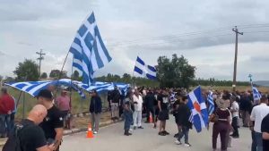 Αποφυλάκιση Ηλία Κασιδιάρη: Υποστηρικτές του περιμένουν να βγει από τη φυλακή του Δομοκού