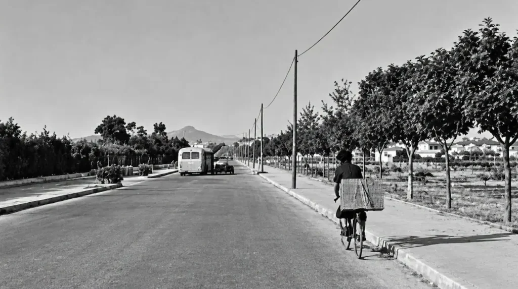 Ασπρόμαυρη φωτογραφία που απεικονίζει τη λεωφόρο Συγγρού προπολεμικά - Πηγή Φωτογραφίας: Νικηφόρος Φωκάς (από την ομάδα fb: Η Καλλιθέα και πέριξ μέσα από φωτογραφίες)