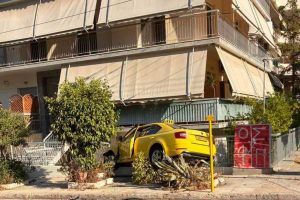 Ηλιούπολη: Κλεμμένο ΙΧ εμβόλισε ταξί – «Καρφώθηκε» σε αυλή σπιτιού