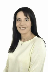 H Ράνια Τσάβαλου, Σύμβουλος Ψυχικής Υγείας, συγγραφέας και σύμβουλος επιχειρήσεων, με πολυετή εμπειρία στην εκπαίδευση και ανάπτυξη ανθρώπινου δυναμικού. Είναι κάτοχος MA στη Συμβουλευτική και Ψυχοθεραπεία και έχει συνεργαστεί επί σειρά ετών με επαγγελματίες, στελέχη και ομάδες επιχειρήσεων. Σήμερα είναι Principal Consultant στην Achieve Performance.