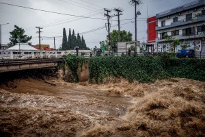Κακοκαιρία στη Ρόδο: Νεκρός 25χρονος – Παρασύρθηκε με το αυτοκίνητό του στη θάλασσα