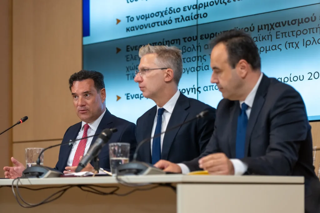 Οι υπουργοί Επικρατείας, 'Ακης Σκέρτσος, Υγείας, 'Αδωνις Γεωργιάδης και Ψηφιακής Διακυβέρνησης και Τεχνητής Νοημοσύνης, Δημήτρης Παπαστεργίου - Πηγή Φωτογραφίας: Υπ. Υγείας