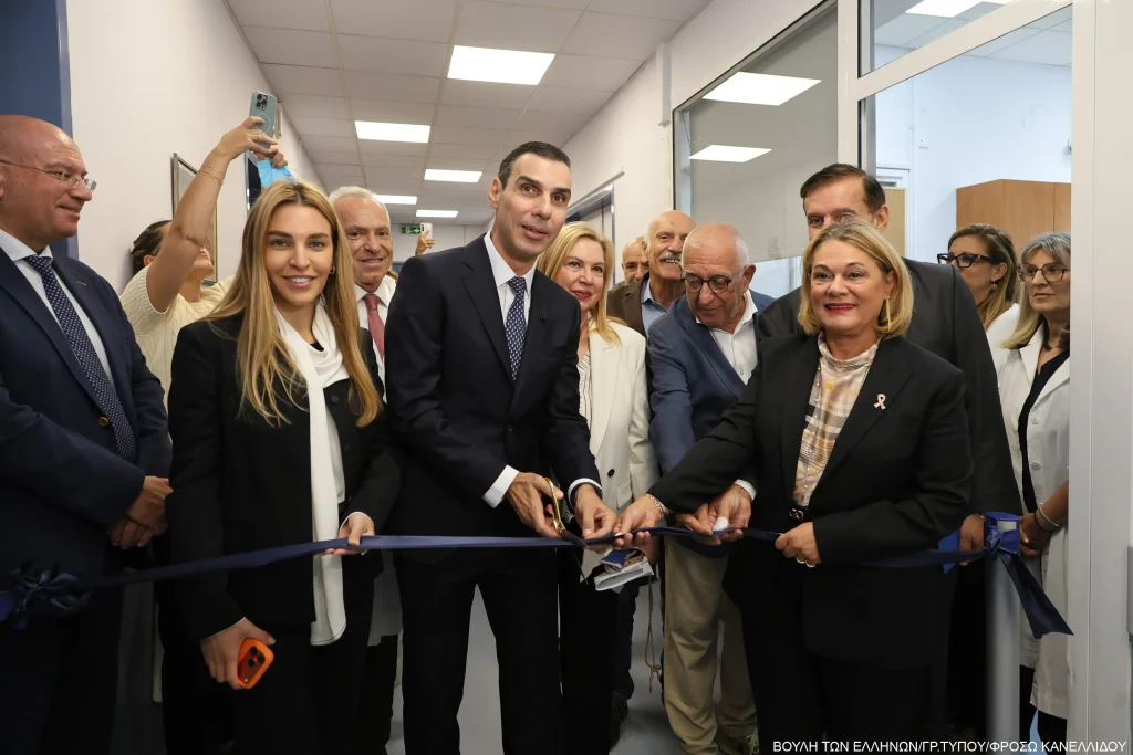 Ο προέδρος της Βουλής Νικήτας Κακλαμάνης και ο υφυπουργός Υγείας Μάριος Θεμιστοκλέους.