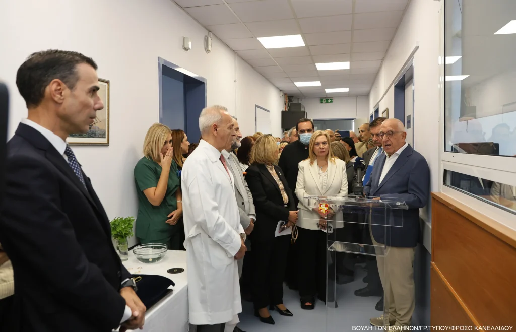 Ο προέδρος της Βουλής Νικήτας Κακλαμάνης και ο υφυπουργός Υγείας Μάριος Θεμιστοκλέους.