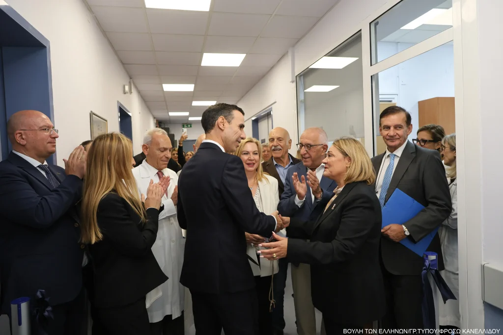 Ο προέδρος της Βουλής Νικήτας Κακλαμάνης και ο υφυπουργός Υγείας Μάριος Θεμιστοκλέους στα εγκαίνια παράδοσης νέων κλινών και εξοπλισμού στο Γ.Ν. "Αλεξάνδρα"