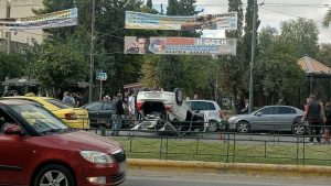 Τροχαίο στην Καλλιθέα: Αυτοκίνητο έπεσε σε σταθμευμένα ΙΧ και ανατράπηκε