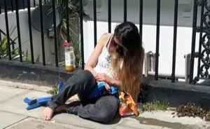 Λονδίνο: Γαλαζοαίματη βρέθηκε αναίσθητη στον δρόμο μετά από χρήση κοκαΐνης