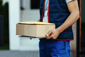 Courier: Αλλάζουν οι αντικαταβολές – Τι προβλέπεται για τις πληρωμές με μετρητά