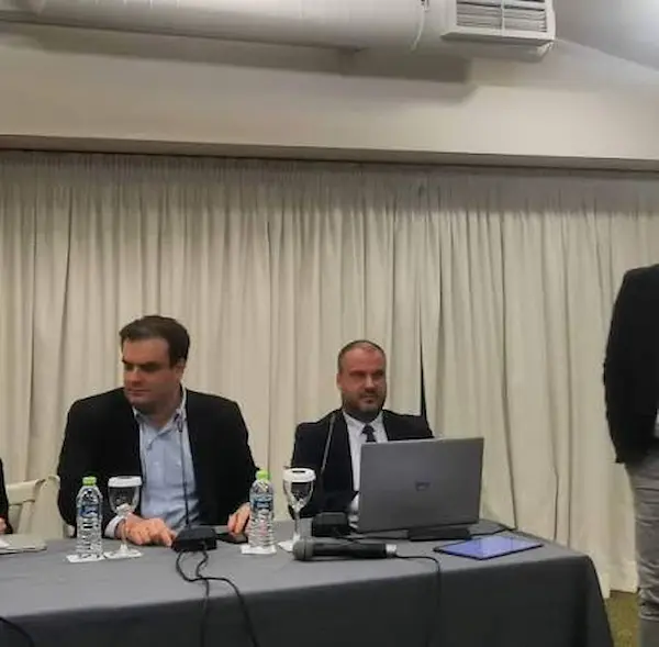 Ο αντιπρόεδρος της ΠΑΕΛΟ Τάσος Δουκέρης (δεξιά).