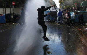 Τίρανα: «Πολεμικό» σκηνικό στο κέντρο της πόλης – Διαδηλωτές εισέβαλαν στο υπουργείο Παιδείας