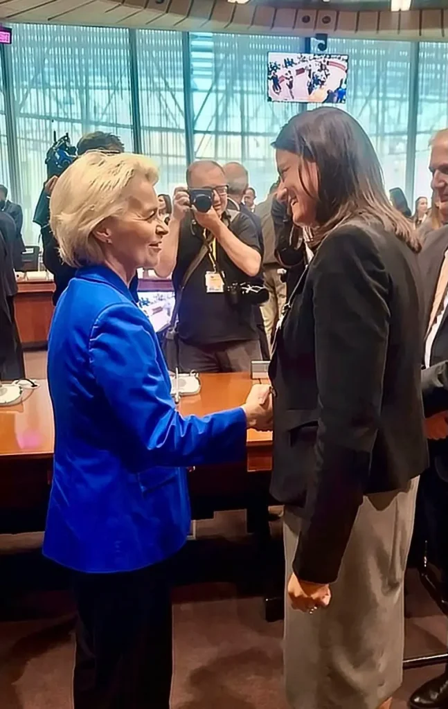 Η υπουργός Εργασίας και Κοινωνικής Ασφάλισης Νίκης Κεραμέως με την πρόεδρο της Ευρωπαϊκής Επιτροπής Ούρσουλα φον ντερ Λάιεν