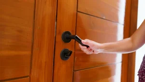 «Κλείδωσα την πόρτα;»: Γιατί επιστρέφουμε για έλεγχο – Πότε χρειάζεται προσοχή