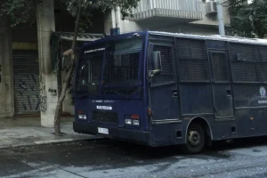 Θεσσαλονίκη: Νεκρός 42χρονος αστυνομικός μέσα σε υπηρεσιακό λεωφορείο – Τι ερευνούν οι Αρχές