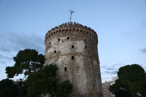 LIVE – Λευκός Πύργος: Νέος φωτισμός στη Θεσσαλονίκη – Τι αλλάζει στο ιστορικό μνημείο