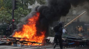 Γαλλία στις φλόγες: Χάος, λεηλασίες και πολιτική κρίση-Στριμωγμένος ο Μακρόν