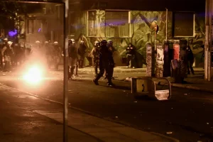 Εξάρχεια: Δύο ταυτόχρονες επιθέσεις σε διμοιρίες της Αστυνομίας με μολότοφ και πέτρες
