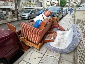 Θεσσαλονίκη: Πρόστιμο 3.000 ευρώ σε δημότη που μετέτρεψε πεζοδρόμιο σε υπαίθρια χωματερή