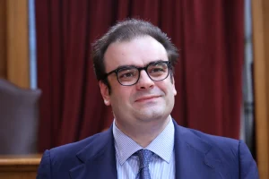Εύηκοα ώτα από Πιερράκη προς τους οικονομολόγους για τις νέες (ευνοϊκές) ρυθμίσεις ιδιωτικού χρέους