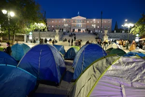 Φοιτητές στήνουν σκηνές στο Σύνταγμα: Διανυκτέρευση με αίτημα δωρεάν στέγη