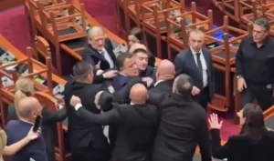 Αλβανία: Χάος στη Βουλή με ξύλο μεταξύ βουλευτών και αναποδογυρισμένα έδρανα